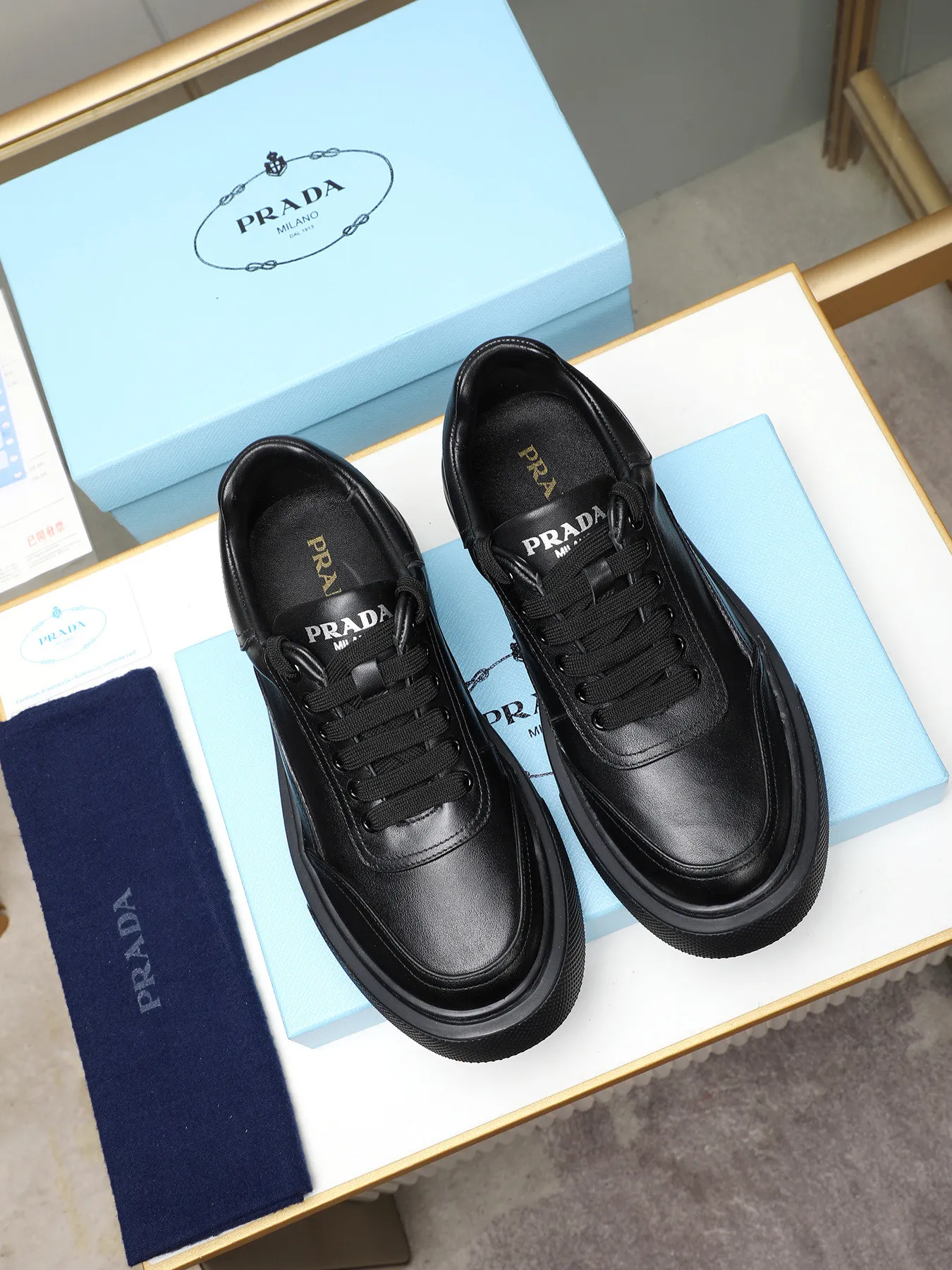 Men's shoes 💰500 Prada/Prada Men's new casual shoes, this upper is made of imported calfskin. The outside is decorated with the P family's classic metal triangle enamel logo, with cowhide lining and cowhide for the foot pads. The outsole is made of non-slip sports exclusive rubber outsole with logo, which feels good on the feet. It is a fashionable and fashionable item!  Size: 38-44 (45 customized)